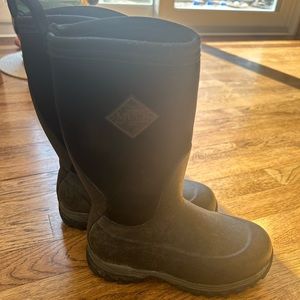 SOLD on another site********Boys muck boots, Size 3